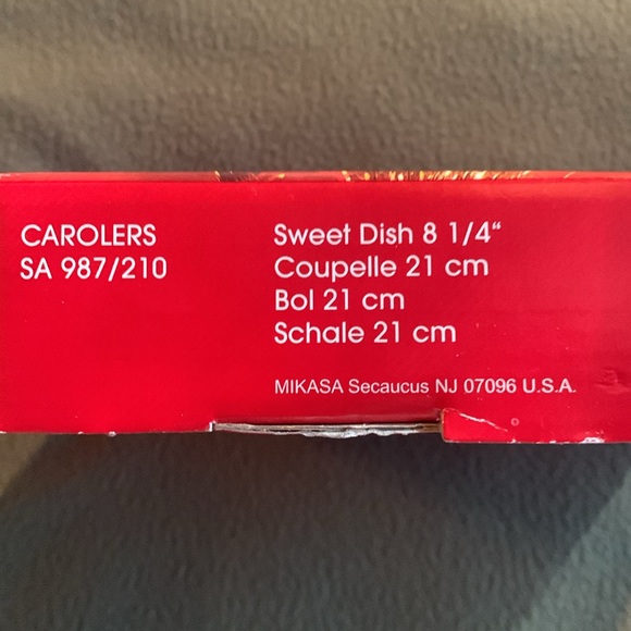 Mikasa “Carolers” glass sweet dish with box. Size approximately 8 1/4” x 7” x 1” - Picture 2 of 9